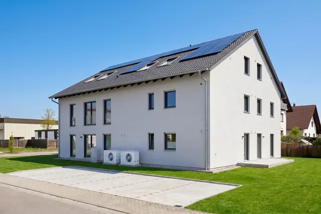 Direkt am RMA-Standort in Rheinau sind acht neue Mitarbeiterwohnungen in Holzfertigbauweise entstanden. Das zweieinhalbgeschossige Gebäude mit Satteldach verfügt zudem über eine Photovoltaikanlage. | Foto: WeberHaus