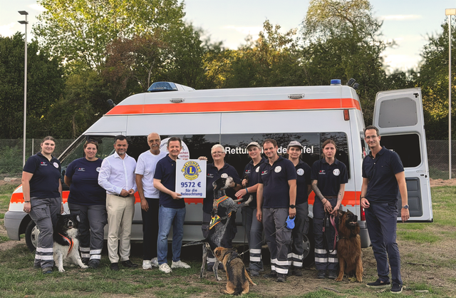 Bei der Spendenübergabe (v. l.): Sarah Hoferer mit Hund „Faro“, Jessica Wolski, Andreas Heck, Bürgermeister von Hofweier und Lions Club-Pate der Spendenaktion, Toni Vetrano, Past Präsident Lions Club Offenburg, Frank Mildenberger, Präsident Lions Club Offenburg, Ingrid Bayer, Staffelleiterin Hundestaffel mit Hund „Baldouin“, Martha Hoferer, Staffelleiterin Hundestaffel, Andreas Huber, Stellvertretender Leiter Rettungshundestaffel, mit „Zoe“, Marina Asmussen, Stephanie Hirschberg mit „Cassy“ und Martin Kohnle, Activity-Beauftragter Lions Club Offenburg.  | Foto: Lions Club Offenburg