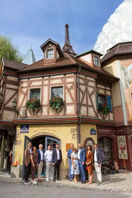 Die Inhaberfamilie Mack weiht gemeinsam mit Kévin Diebold (Technischer Dienst Erstein) und Frédéric Fender (Bürgermeister Erstein) die Eiffelturm-Nachbildung ein. | Foto: Europa-Park