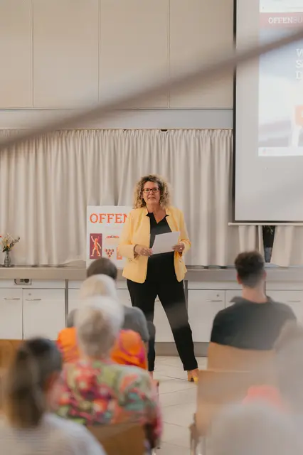 Geschäftsführerin Fiona Härtel stellt die neue Gutscheinkarte vor. | Foto: Maxi Höck