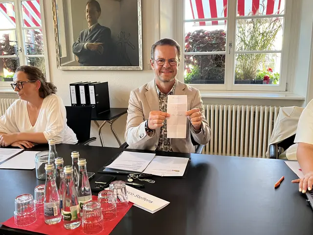 Oberbürgermeister Marco Steffens, Vorsitzender des Gemeindewahlauschusses, präsentiert die Lose, die die Reihenfolge auf dem Stimmzettel festlegen. | Foto: gro