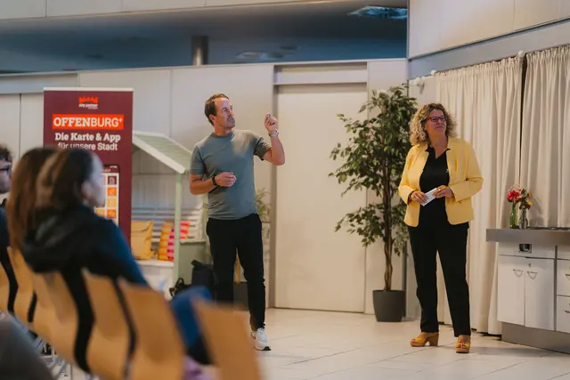 Dieter Denninger, trolleymaker, und  Fiona Härtel bei der Vorstellung | Foto: Maxi Höck