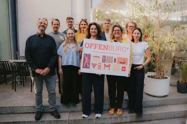 Die city partner Offenburg und trolleymaker stellen die neue Geschenkkarte OFFENBURG+ vor: Heinrich Kuhn (v. l.), Dieter Denninger, Hannah Meyer, Tobias Isenmann, Kirstin Piper, Anja Hallstein, Marcus Plugge, Fiona Härtel, Johanna Weirauch und Gabriele Post | Foto: Maxi Höck