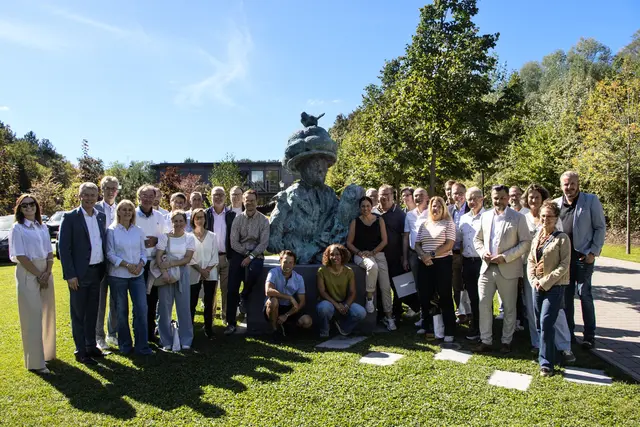 Das gemeinsame Gruppenfoto entstand vor der Bronze-Skulptur „Versöhnung in Tradition und Natur“ des Offenburger Künstlers Stefan Strumbel. | Foto: Europa-Park