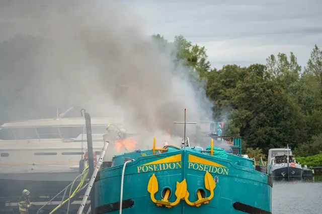 Der Brand auf dem zu einem Wohnschiff umgebauten Frachtkahn im Freistetter Hafen verursachte eine starke Rauchentwicklung. | Foto: EinsatzReport24/Henry Mungenast