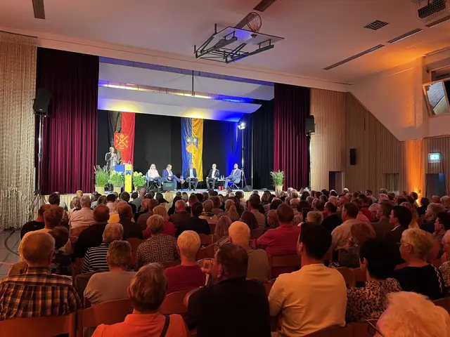 Die Stadthalle in Mahlberg war mit fast 500 Bürgern bis auf den letzten Platz gefüllt.  | Foto: mak