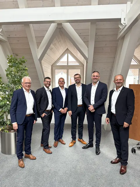 Die Volksbank Mittlerer Schwarzwald eG stellt frühzeitig die Weichen für ihre weitere Entwicklung. Sebastian Steiner und Matthias Rüdiger rücken 2027 aus den eigenen Reihen in den Vorstand auf und lösen mit Oliver Broghammer  den langjährige Vorstandsvorsitzende Martin Heinzmann ab. | Foto: Volksbank Mittlerer Schwarzwald 