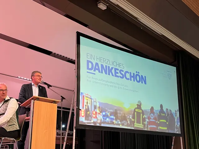 Der Dank von Landrat Thorsten Erny galt den Einsatzkräften persönlich, gleichzeitig auch deren Familien und Arbeitgebern, die diese all die Stunden entbehrt haben. | Foto: ag