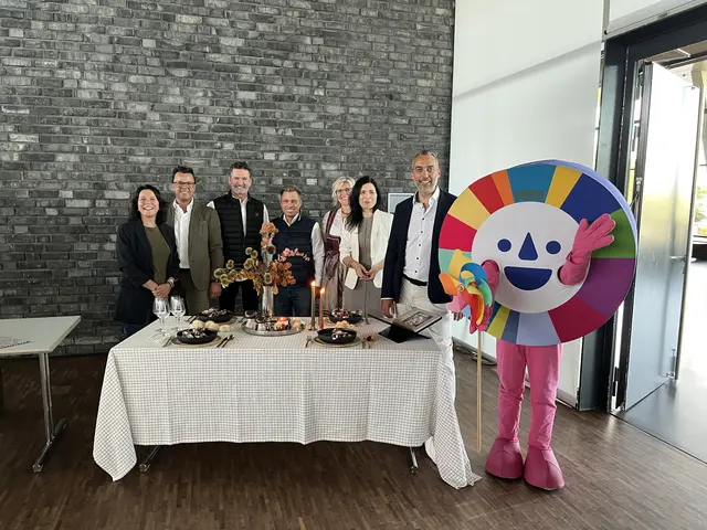 Vorfreude auf die Oberrheinmesse: Tanja Hartmann, Messe Offenburg (v. l.), Werner Gadzek, Möbelschau Offenburg, Markus Glaser und Andreas Karolyi, Griesbacher Mineralwasser- und Heilquellen GmbH, Martina Räpple, Martinas Spezialitäten, Sabine Allgeier, @b_living, und Alexander Fritz, Messe Offenburg, mit dem Maskottchen Windy | Foto: gro