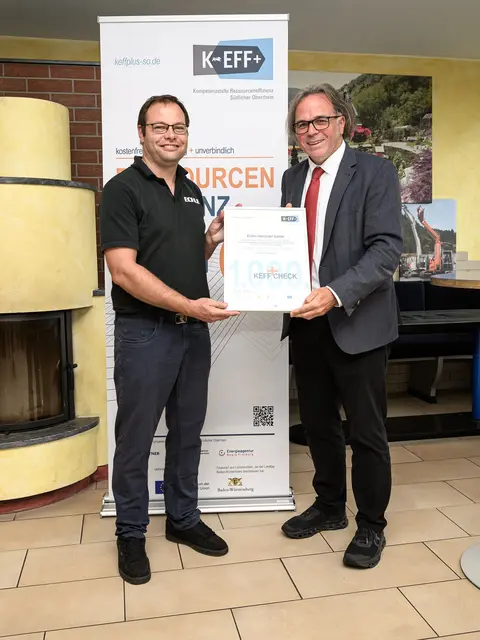 Geschäftsführer Jochen Echle erhält die Urkunde des Landes Baden-Württemberg aus den Händen von Regierungspräsident Carsten Gabbert. | Foto: (Peter Herrmann