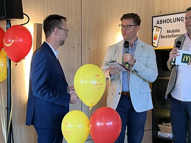 Oberbürgermeister Gregor Bühler (r.) und McDonalds-Betreiber Nikolaus Sauer. | Foto: gro