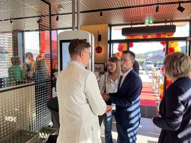 Nikolaus Sauer begrüßt Oberbürgermeister Gregor Bühler. | Foto: gro
