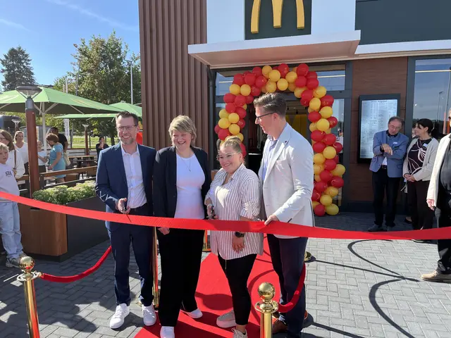 Feierliche Eröffnung des neuen McDonald's-Restaurant in Oberkirch: Betreiber Nikolas  und Nadine Sauer (v. l.), Gewinnerin Deborah Brandstetter und OB Gregor Bühler | Foto: gro
