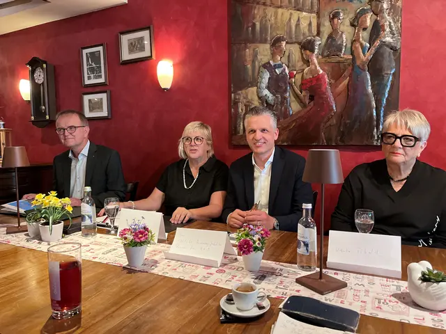 Die Vorsitzende des CDU-Ortsverbands Wolfach, Kordula Kovac (2. v. l.), hat den Vorsitzenden der CDU/CSU Bundestagsfraktion, Thorsten Frei (2.v. r.), nach Wolfach eingeladen. Gastgeberin war Ursula Tibaldi (r.) vom Hotel "Krone".  | Foto:  mak