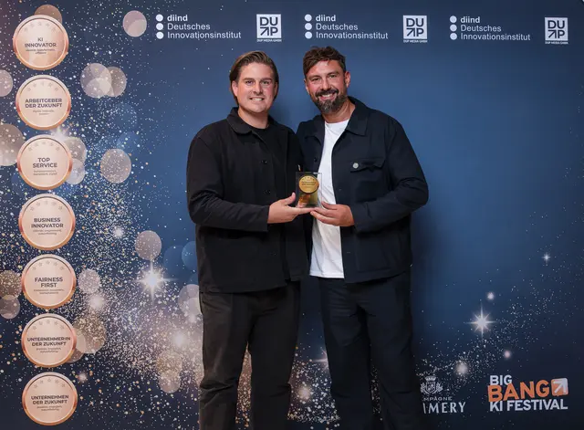 Felix Heuberger, COO von Eatrenalin, und Alexander Bouquet, Chief Strategy Officer MACK One/Expansion Eatrenalin, nehmen die Auszeichnung beim BIG BANG KI - Festival in Berlin entgegen.  | Foto: Offenblende/Kathrin 