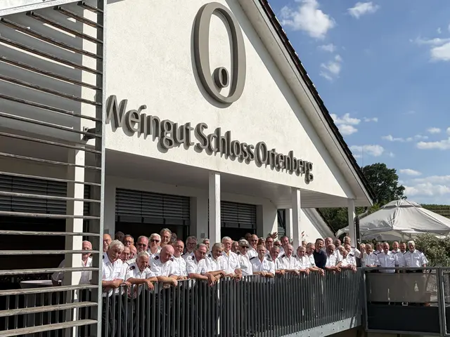 Oberbürgermeister Marco Steffens mit den Alterskameraden der Feuerwehr Offenburg | Foto: Stadt Offenburg/Marie-Christine Gabriel