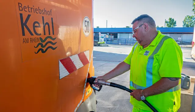 Die Kehrmaschine für die Stadtreinigung zählt zu jenen Fahrzeugen, die der Betriebshof mit erneuerbarem Diesel betankt. | Foto: Stadt Kehl/Norman Mummert