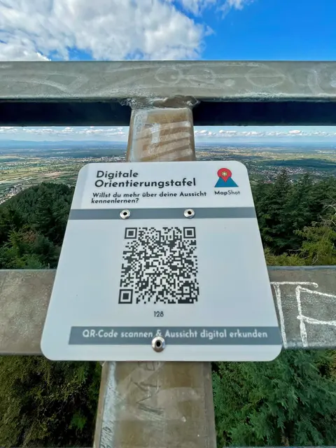 An acht Aussichtspunkten rund um Offenburg finden sich nun Tafeln mit einem QR-Code. Dank ihnen erfahren die Besucher, auf welche Gipfel des Schwarzwalds sie schauen.  | Foto: Stadt Offenburg/Siefke