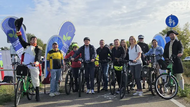 Gemeinsam mit Landrat Thorsten Erny machten sich viele hundert Teilnehmer auf die Strecke der Vélo Gourmand. | Foto: Eurodistrict Strasbourg-Ortenau