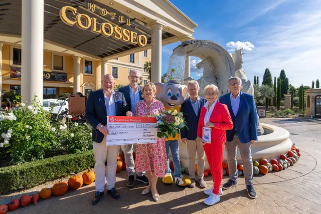 Mauritia Mack und Ludwina Geiger (Mitte v. l.), „Einfach helfen e.V.“ mit Patrick Stoltzenberg (v. l.), Frank Zimmermann, Georg Benz und Thomas Laubenstein vom Lions Club Gengenbach

 | Foto: Europa-Park