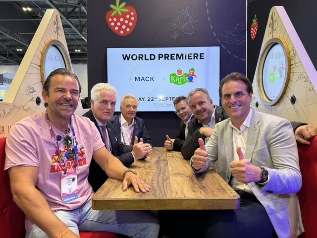 Gemeinsam am FlowDiner auf der IAAPA Expo Europe in London: Robert Dahl (v. l.), Christian von Elverfeldt, Jürgen Mack, Frederik Mack, Michael Mack und Thomas Mack | Foto: Europa-Park