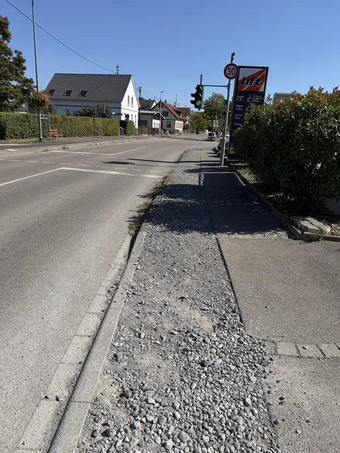 Die Schwarzwaldstraße in Ottenheim ist eine Bereich, wo die Gehwege noch nicht wieder hergestellt sind.  | Foto: Gemeinde Schwanau