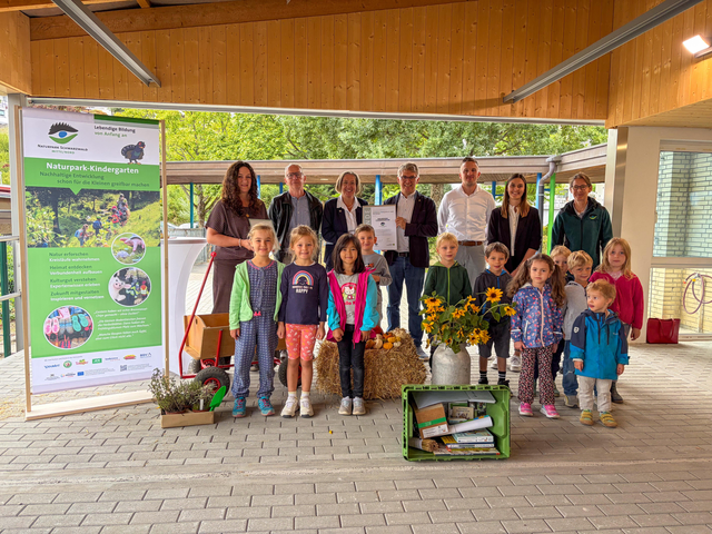 Bei der Auszeichnungsfeier des Katholischen Kindergartens St. Josef als Naturpark-Kindergarten dabei: Kiga-Leiterin Stefanie Jogerst (v. l.), Naturpark-Geschäftsführer Karl-Heinz Dunker, Laufs Bürgermeisterin Bettina Kist, Bernd Mettenleiter MdL, Pfarreiökonom Georg Zeferer, Kindergärten-Geschäftsführerin der Römisch-katholischen Kirchengemeinde Acher-Renchtal Anne Männle und Naturpark-Projektmanagerin Susanne Wagner mit Kiga-Kindern und Naturpark-Entdeckerkiste  | Foto: Gundi Woll/Naturpark Schwarzwald Mitte/Nord