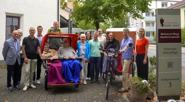 Von links: Herrmann-Josef Müller (Franz- und Gabriele Hättig Stiftung), Maryna Bielorovska (Bufdi Seniorenarbeit Stadt Oberkirch), Karl Bähr (Verein Altenpflegeheime e.V.), Oberbürgermeister Gregor Bühler, Michael Sax (Pilot), Yvonne Schumacher-Ross (Geschäftsführerin Wohnen und Pflege gGmbH), Monika Wolf (Pilotin), Franziska Eisele (Leiterin Sozialer Dienst St. Josef), Hans Wolf (Pilot), Hubert Kopp (Einrichtungsleitung St. Barbara), Bernhard Wolf  (Kapitän und Pilot) und Seniorenbeauftrage Sabrina Lusch. Personen in den Rikschas (von links): Erwin Kimmig, Else Basler, Johann Schäfer und Adelheid Graf | Foto: Tamara Fritsch/Stadt Oberkirch 
