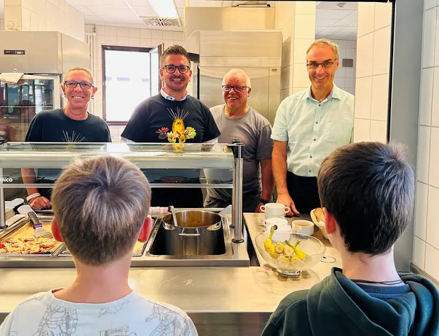 Bürgermeister Stefan Hattenbach (2.v. l.), Schulleiter Bertram Walter (r.) sowie die Gemeindemitarbeiter Martina Braun und Thomas Arndt engagierten sich am Tag der Schulverpflegung gemeinsam an der Essensausgabe in der Mensa Schloßbergschule. | Foto: Gemeinde Kappelrodeck/Jasmin Liebich