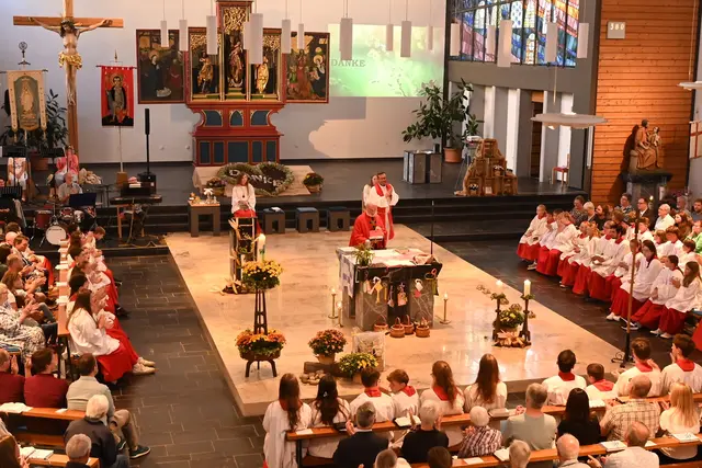 Ein beeindruckendes Bild mit vielen Ministranten, die alle nochmal für Pfarrer Ibach angetreten sind oder an diesem Tag offiziell aufgenommen wurden. | Foto: Fotostudio Wernert Lahr