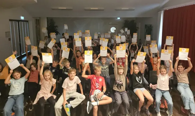Urkunden für fleißige Leser: Zum Abschluss des Sommerleseclubs „Heiß auf Lesen“ freuten sich die teilnehmenden Kinder über ihre Urkunden.  | Foto: Stadt Oberkirch 