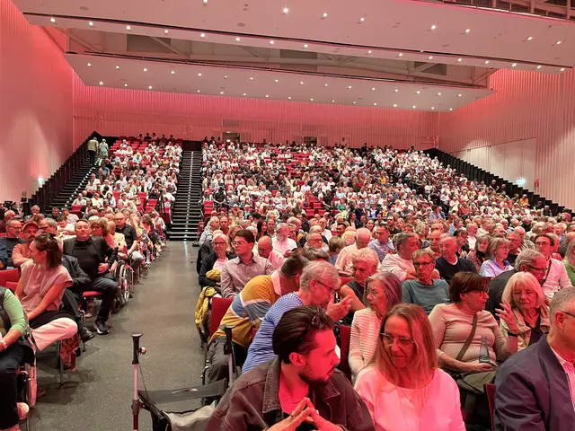 Rund 1.200 Bürger nutzten die offizielle Kandidatenvorstellung, um sich einen Eindruck von den Bewerbern bei der OB-Wahl zu machen.  | Foto: gro