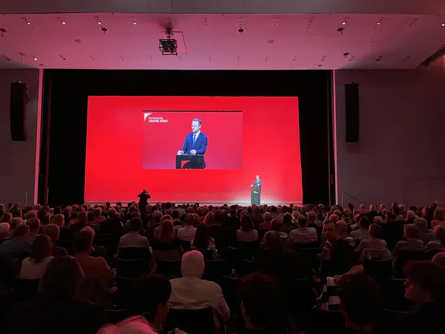 Oberbürgermeister Marco Steffens eröffnete den Abend in der Oberrheinhalle. | Foto: gro