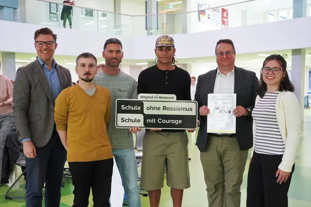 Gemeinsam nahmen sie das Schild als ein Versprechen für gelebte Toleranz im Hans-Furler-Gymnasium entgegen (v.l.n.r.): Oberbürgermeister Gregor Bühler, Andreas Haiss (Landeskoordination BW), Lehrer Norman Doll, Pate Noah Vilmen, Schulleiter Ingo Kruse und Schülersprecherin Karlene Kiefer.  | Foto: Denise Burkart/Stadt Oberkirch