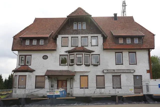 Das ehemalige Hotel Alexanderschanze: Neben Räumen für die Nationalparkverwaltung sollen dort eine Rangerstation und eine einfache Wanderunterkunft entstehen   | Foto: Ekaterina Nastah/Nationalpark Schwarzwald