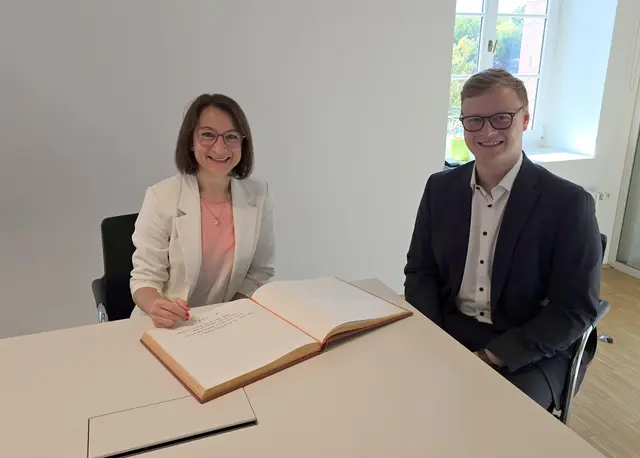 Katrin Merkel trägt sich ins goldene Buch der Gemeinde ein. | Foto: Gemeinde Willstätt