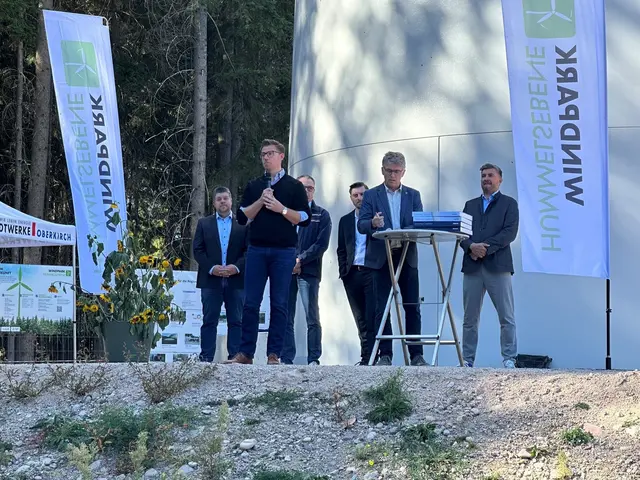 Oberkirch Oberbürgermeister Gregor Bühler (vorne) bei der Einweihung des Windparks Hummelsebene | Foto: kec