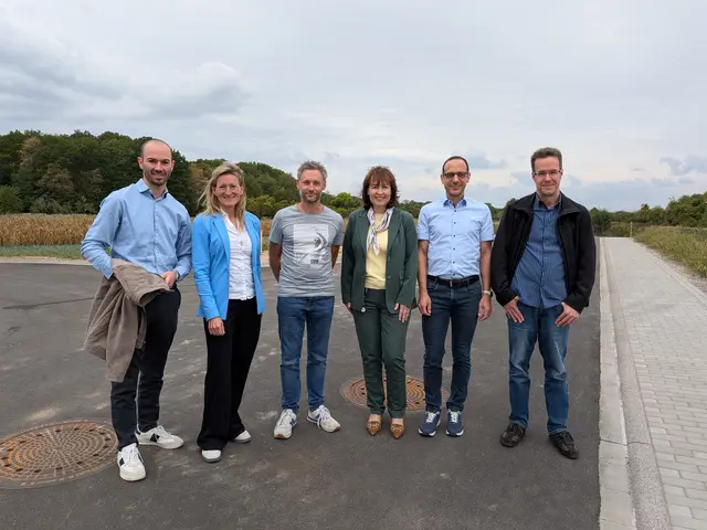 (v. l. n. r.) Peter Pfeifer, Stadtbaumeister, Stadt Renchen, Stephanie Bartsch, Bürgermeisterin von Renchen, Thomas Welle, Inhaber Josef Welle GmbH, Sabine Kaul, Qualitäts- und Umweltbeauftragte, IMOS Gubela, Philipp Sackmann, Teil der Geschäftsführung, Zink Ingenieure und Felix Kiesel, Projektleiter, Zink Ingenieure vor der neu erschlossenen Gewerbefläche. 
 | Foto: Stadt Renchen/Verena Vogt