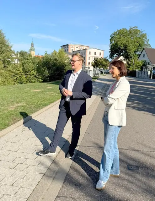 Bürgermeister Tobias Polley und Dr. Katrin Merkel beim Spaziergang an der Kinzig | Foto: Gemeinde Willstätt