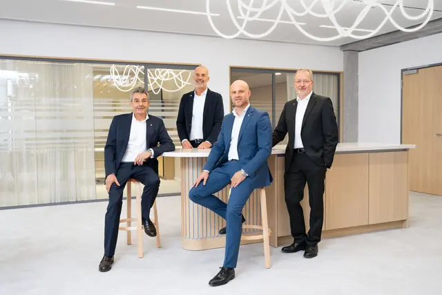 Der Vorstand der Koehler-Gruppe blickt auf das anspruchsvolle Geschäftsjahr 2025, bei dem sich das Familienunternehmen in einem anspruchsvollen Umfeld gut behaupten konnte und mit gezielten Investitionen in das neue Geschäftsfeld Logistik für die Zukunft aufgestellt hat: v.l.n.r. Kai Furler (Vorstandsvorsitzender), Dr. Stefan Karrer (Vorstand Technik), Philipp Prechtl (Vorstand Strategie) und Frank Lendowski (Vorstand Finanzen und Verwaltung).  | Foto: Koehler-Gruppe 