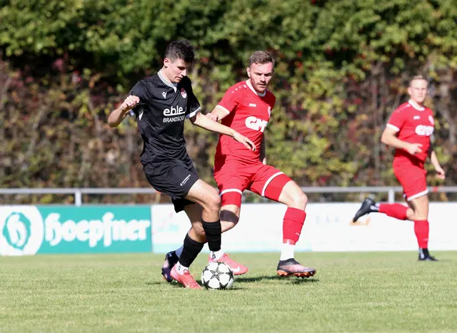 Der Offenburger FV (schwarzes Trikot) verlor das Auswärtsspiel beim VfB Bühl in den Schlussminuten. | Foto: FS