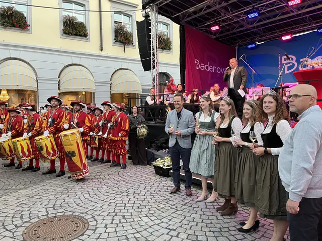Einzug der Weinhoheiten: Oberbürgermeister Marco Steffens (v. l.), scheidende Ortenauer Weinprinzessin Karina Roth, Badische Weinkönigin Rosa Kost, Badische Weinprinzessin Tina Müller, Badische Weinprinzessin Viktoria Benz und Bernd Hammes, Bereichsleiter Ortenau, Badischer Weinbauverband | Foto: gro