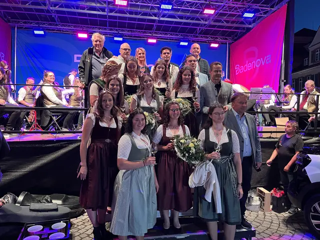 Gruppenbild mit Weinhoheiten und Bürgermeistern | Foto: gro