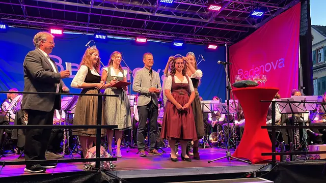 Die Krönung der neuen Ortenaue Weinprinzessin: Moderator Matthias Drescher (v. l.), Badische Weinprinzessin Viktoria Benz, Karina Roth, ehemalige Ortenauer Weinprinzessin, Oberbürgermeister Marco Steffens, Sarah Glanzmann und Rosa Kost, Badische Weinkönigin | Foto: gro