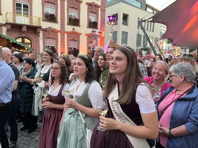 Weinhoheiten aus der Ortenau beobachten die Zeremonie | Foto: gro