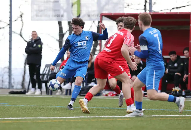 Der SC Lahr (blaues Trikot) hat sich beim SV Kuppenheim durchgesetzt und drei Punkte eingefahren. | Foto: CB