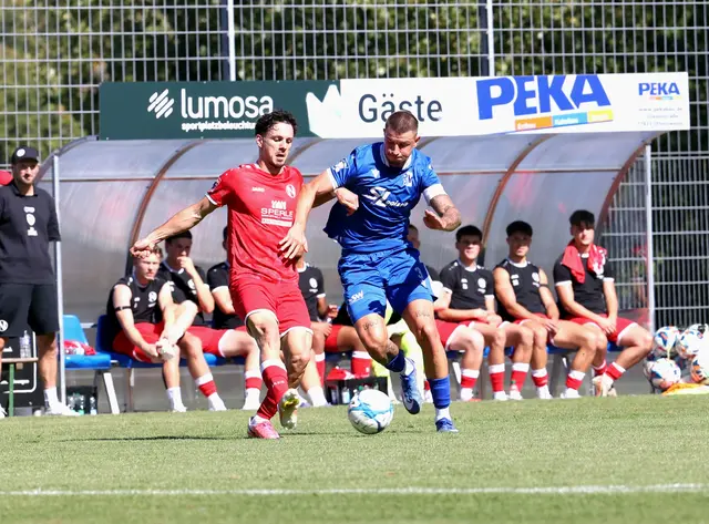 Der SV Oberachern (blaues Trikot) erkämpfte sich in Balingen einen wertvollen Punkt. | Foto: FS