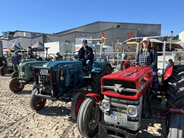 Schöne alte Schlepper waren am Samstag auf der Oberrhein Messe zu sehen. Die Schleppervereine aus der Ortenau trafen sich zu einer Ausfahrt. | Foto: gro