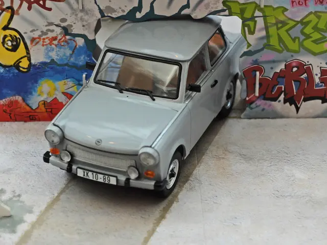 Dieses Modell stellt den Durchbruch der "Berliner Mauer" mit einem Trabant dar. | Foto: Alfred Schramm