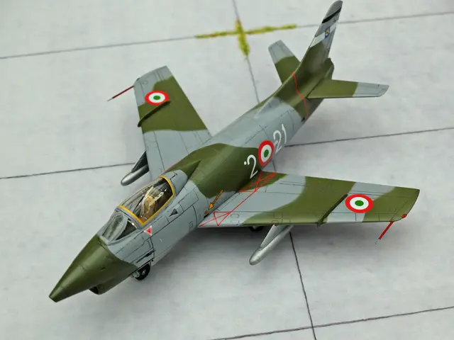 Modell des Kampfflugzeuges Fiat G.91 der italienischen Luftwaffe. 
Die Maschine wurde von Fiat Aviazione in Italien entwickelt und sollte ursprünglich innerhalb der NATO das US-Flugzeug North American F-86 Sabre ersetzen. Die G.91 kam auch bei der Luftwaffe der Bundeswehr von 1960 bis 1982 zum Einsatz und wurde von ihren Besatzungen liebevoll „Gina“ genannt (angelehnt an die italienische Schauspielerin Gina Lollobrigida).  | Foto: Alfred Schramm